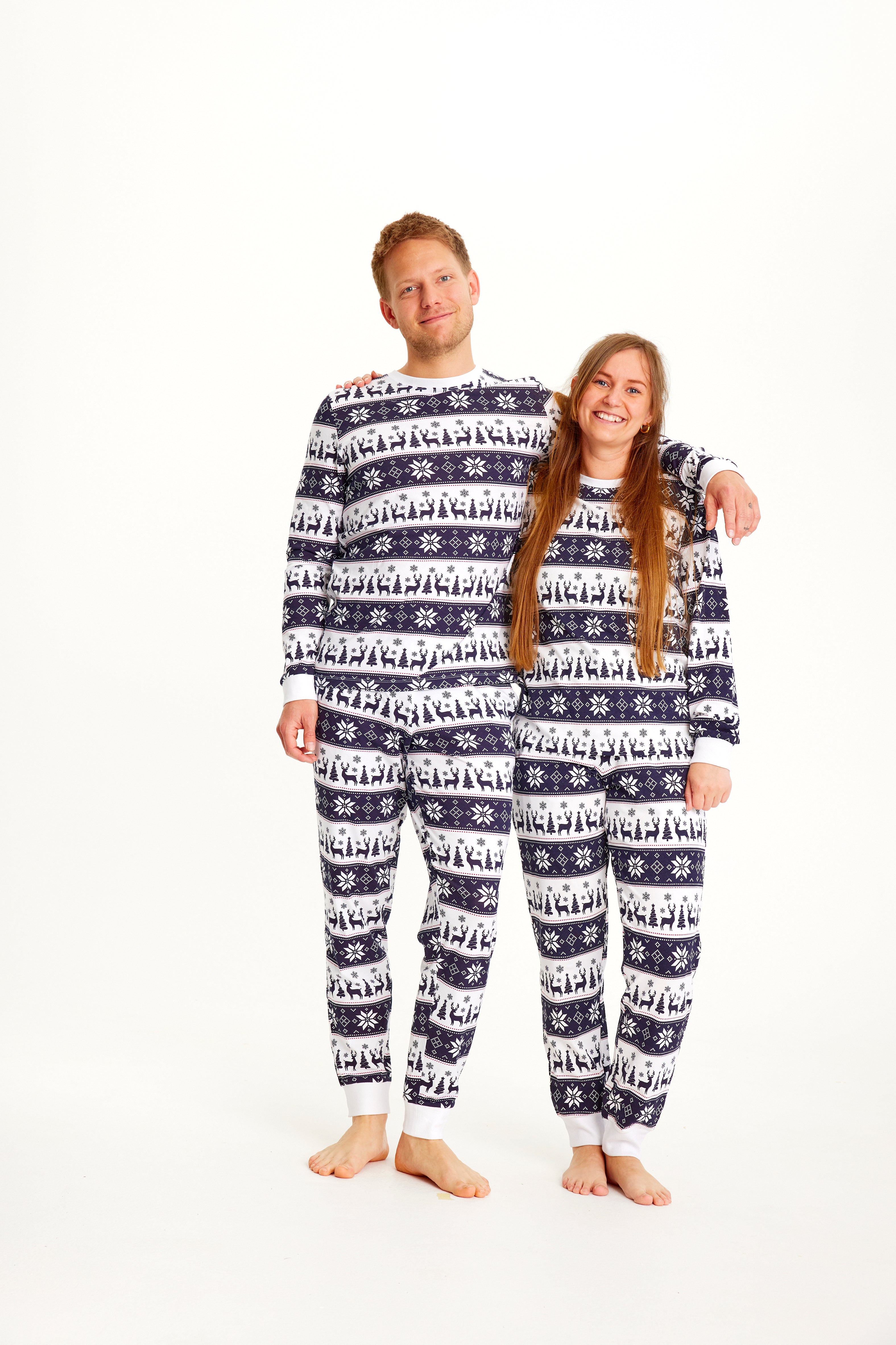 Eine schlafende Frau in einem weiß-blau gestreiften Weihnachtsschlafanzug.